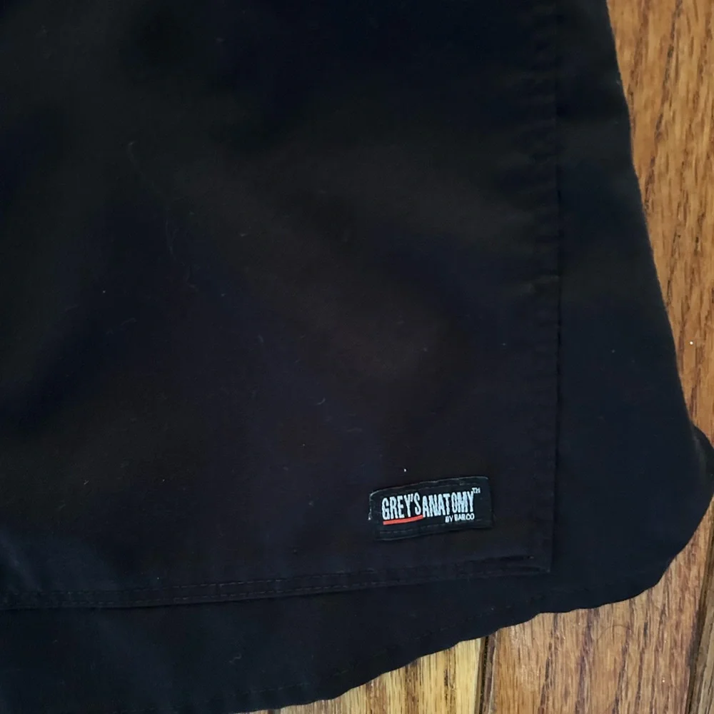 Grey’s Anatomy by Barco Women’s 2 front pocket black scrub top size Small - Picture 4 of 4